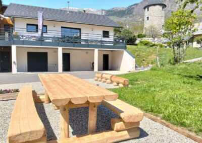 Table de pique nique devant le parking de Coeur de Fournache Chambre d'hôtes Maurienne