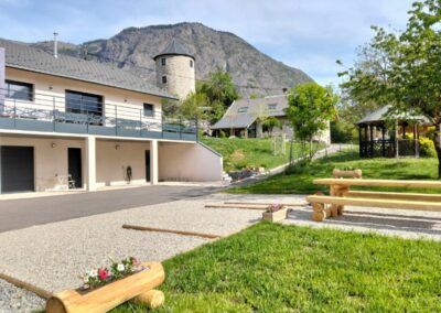 Coeur de Fournache chambre d'hôtes Maurienne parking 3 places devant avec table de pique nique